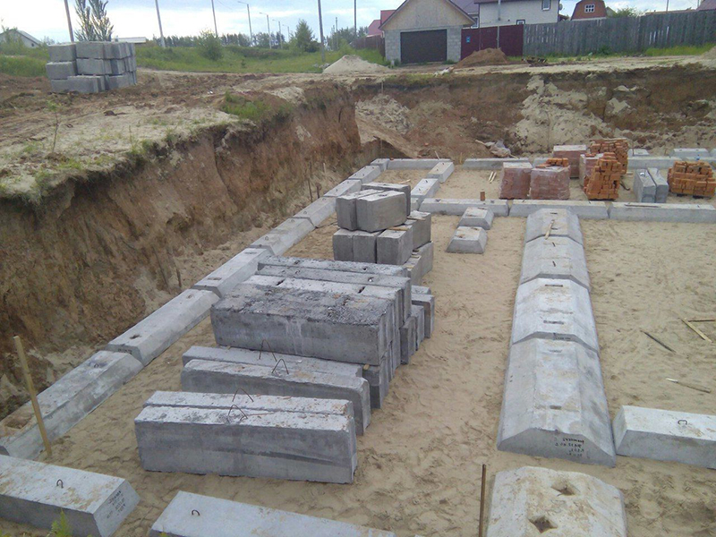 Укладка первого ряда ФБС с углов здания